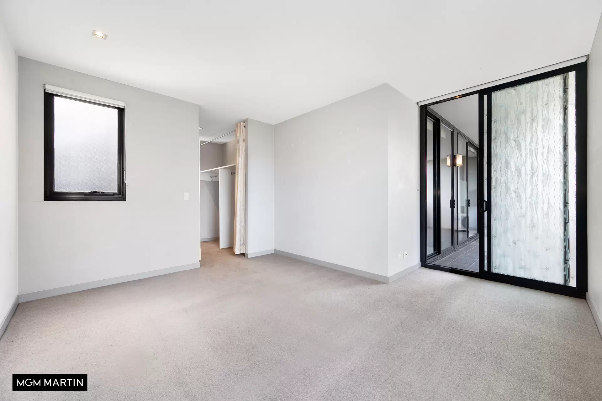 1420/1 Grandstand Parade, Zetland Leased by MGM Martin - image 1