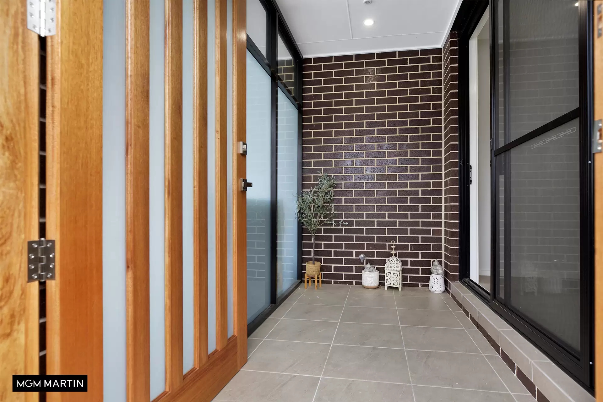 Flat 2/82 Sutherland Street, Mascot Leased by MGM Martin - image 1