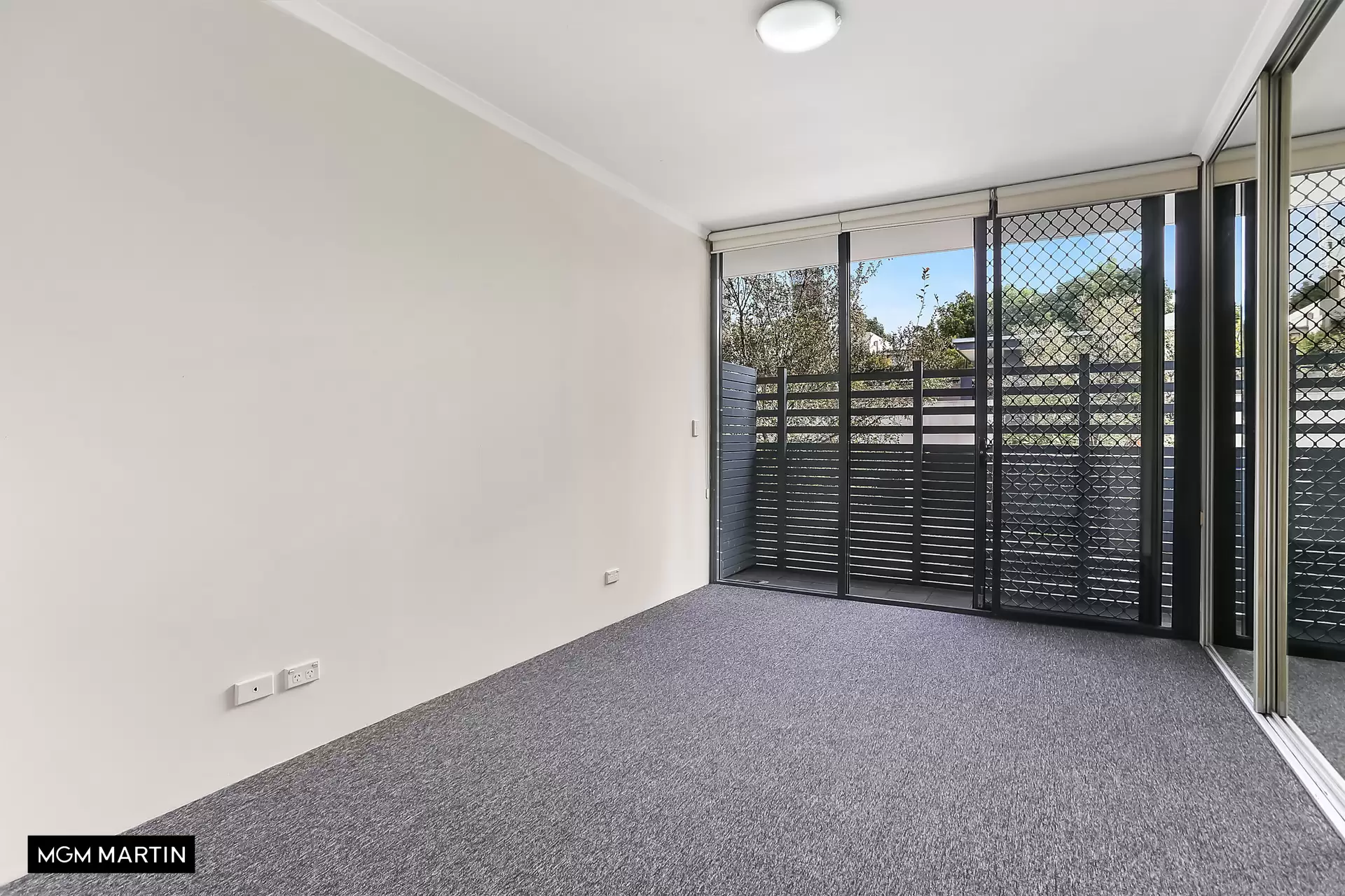 4/8 Grandstand Parade, Zetland Leased by MGM Martin - image 1